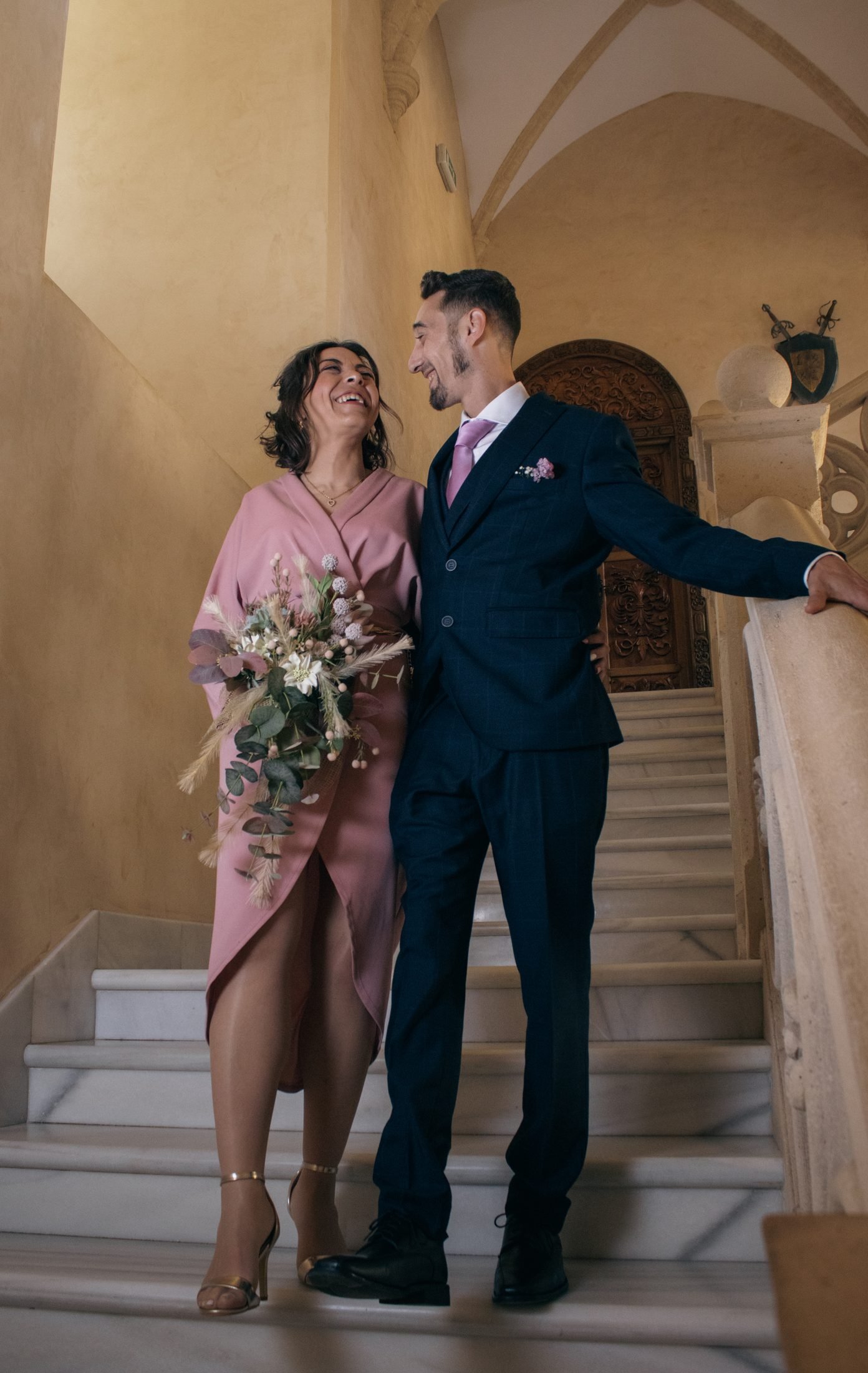 Novios en la escalera del ayuntamiento
