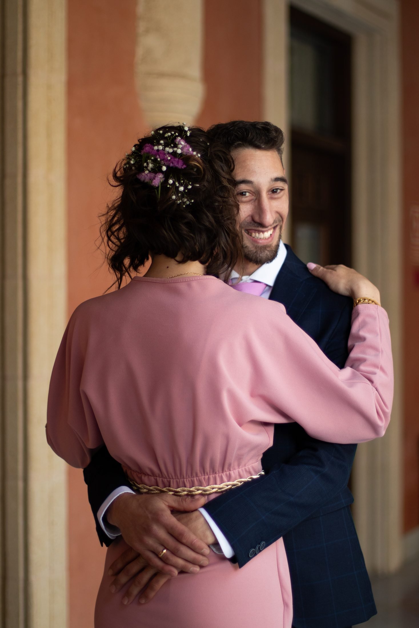 Pareja abrazada en exterior